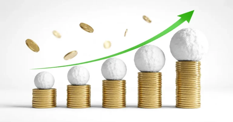 Pilhas de moedas e bolas de neve crescentes representam os juros compostos e as lições financeiras de Warren Buffett.